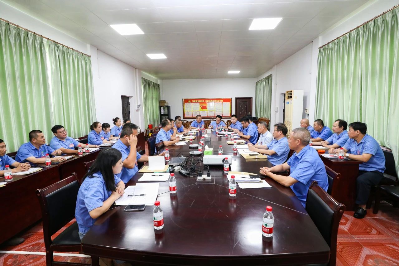 海南矿业召开第四届职工代表大会第一次会议65.jpg